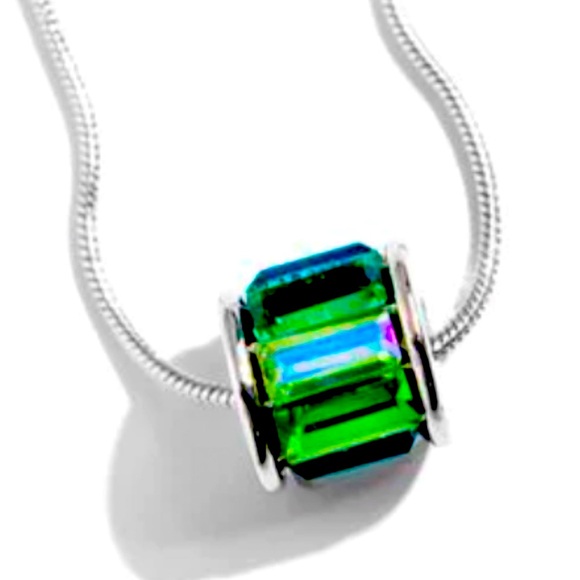 Paparazzi Jewelry - 🟢🔵🟢 “WARDEN WHEEL” GREEN IRIDESCENT NECKLACE WITH FREE EARRINGS ~ PAPARAZZI❗️🟢🔵🟢